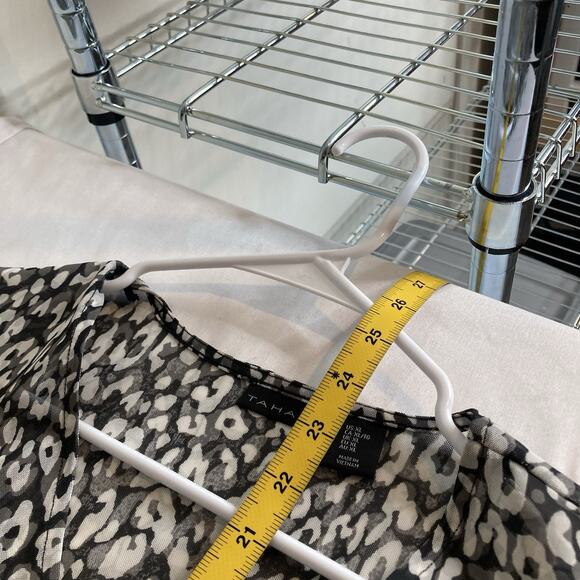 Tahari Women’s Gray‎ Cheetah Print Faux Wrap Top Size XL Maximalist Opulent Glam - Picture 3 of 9